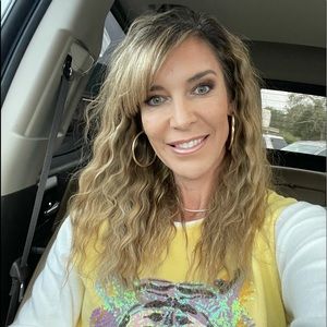 Hi , my name is Nicole, welcome to my closet.